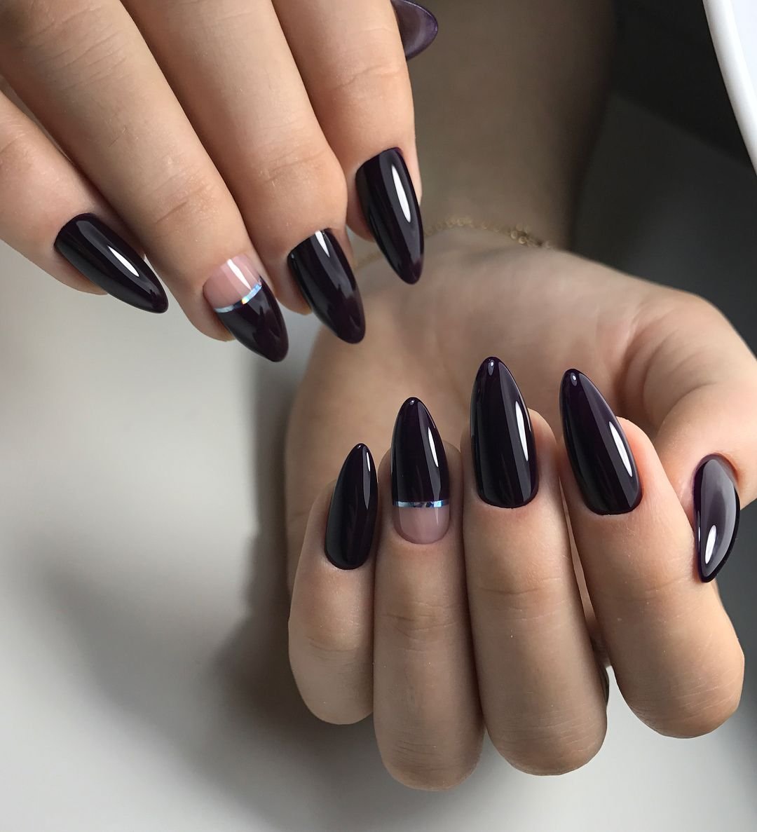 Темный маникна миндалевидных ногтях