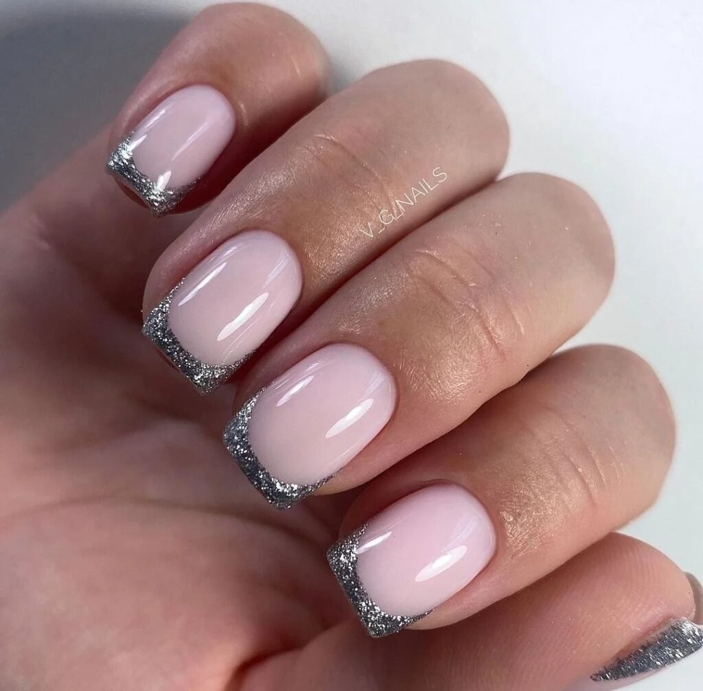 Серебристый френч на короткие ногти