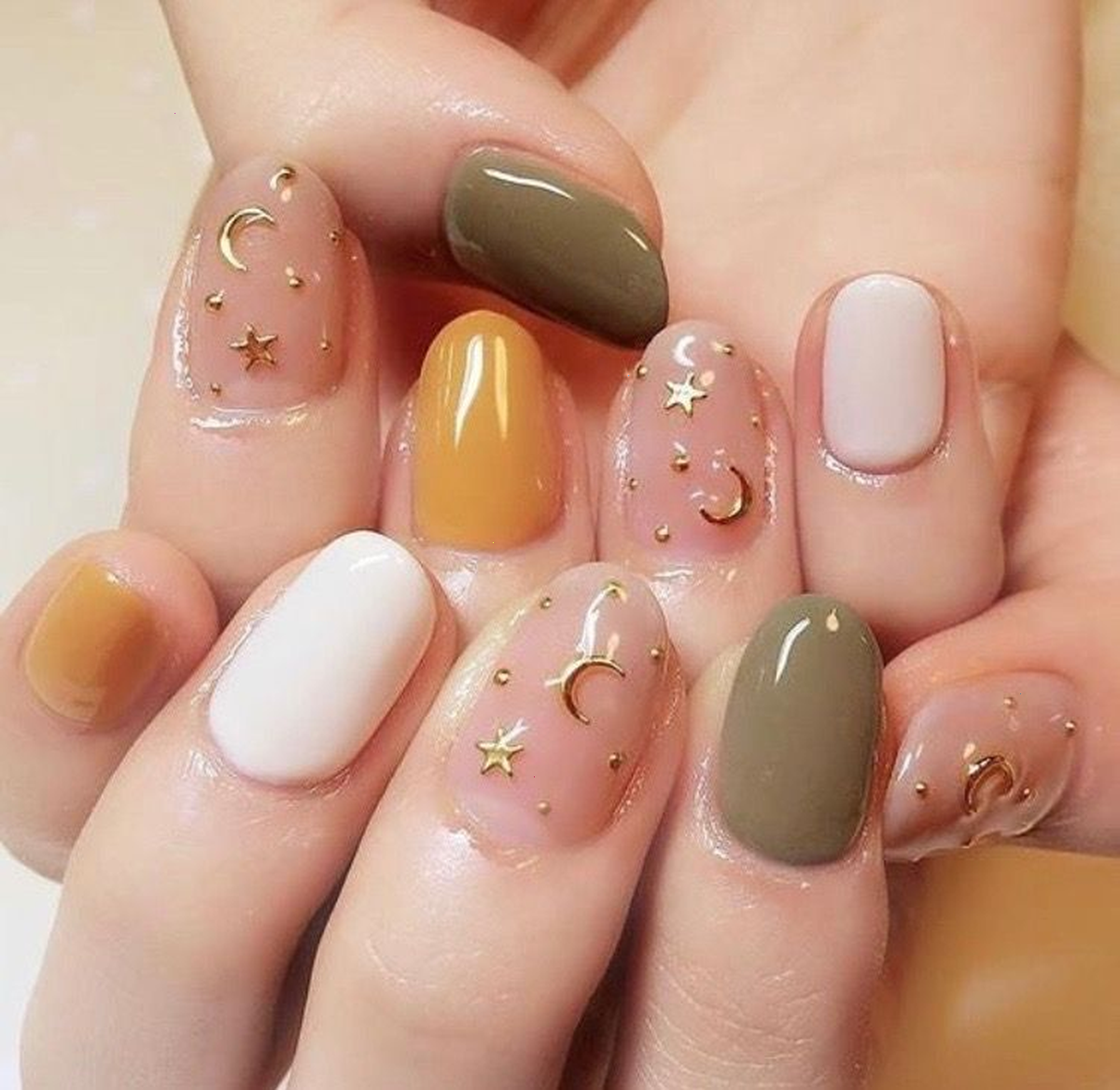 Персиковый маникюр
