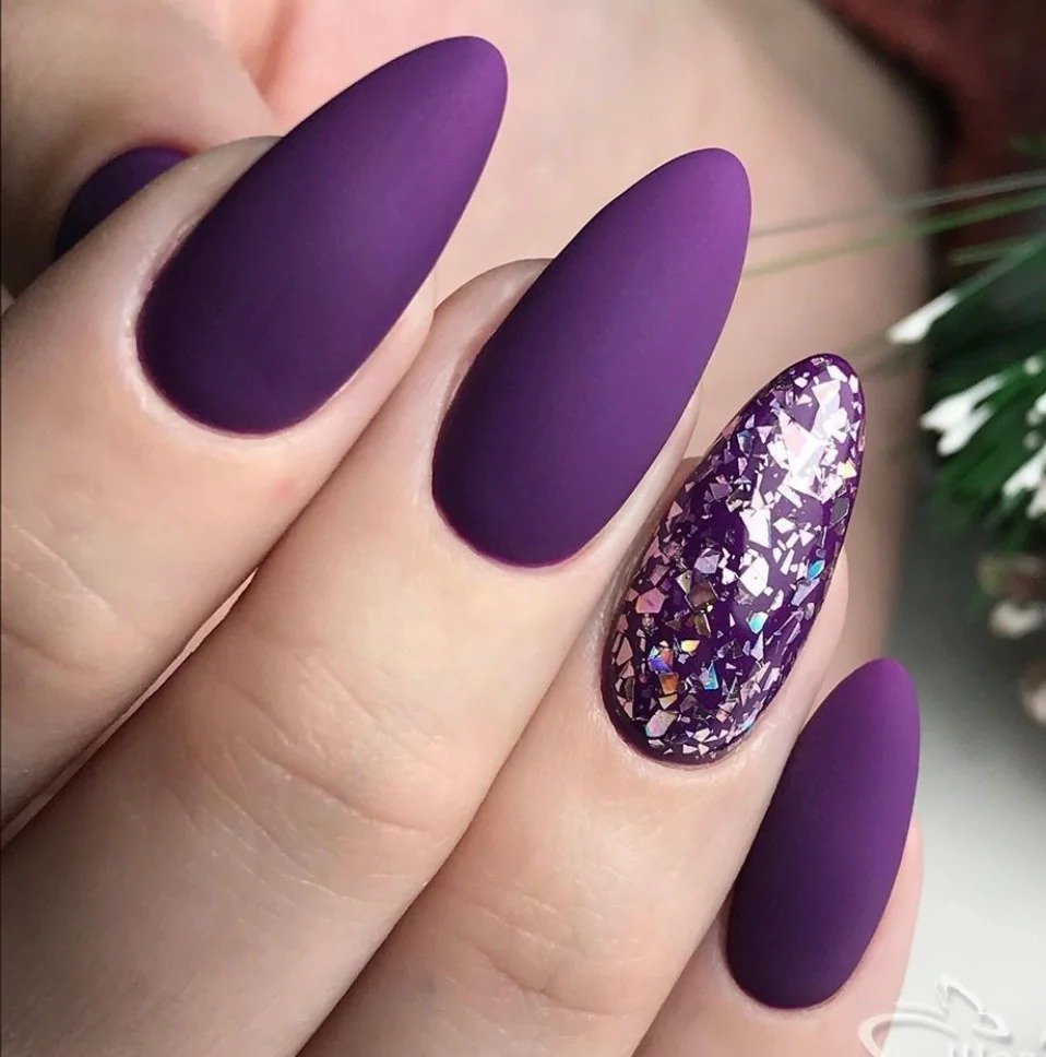 Фиолетовые ногти миндаль