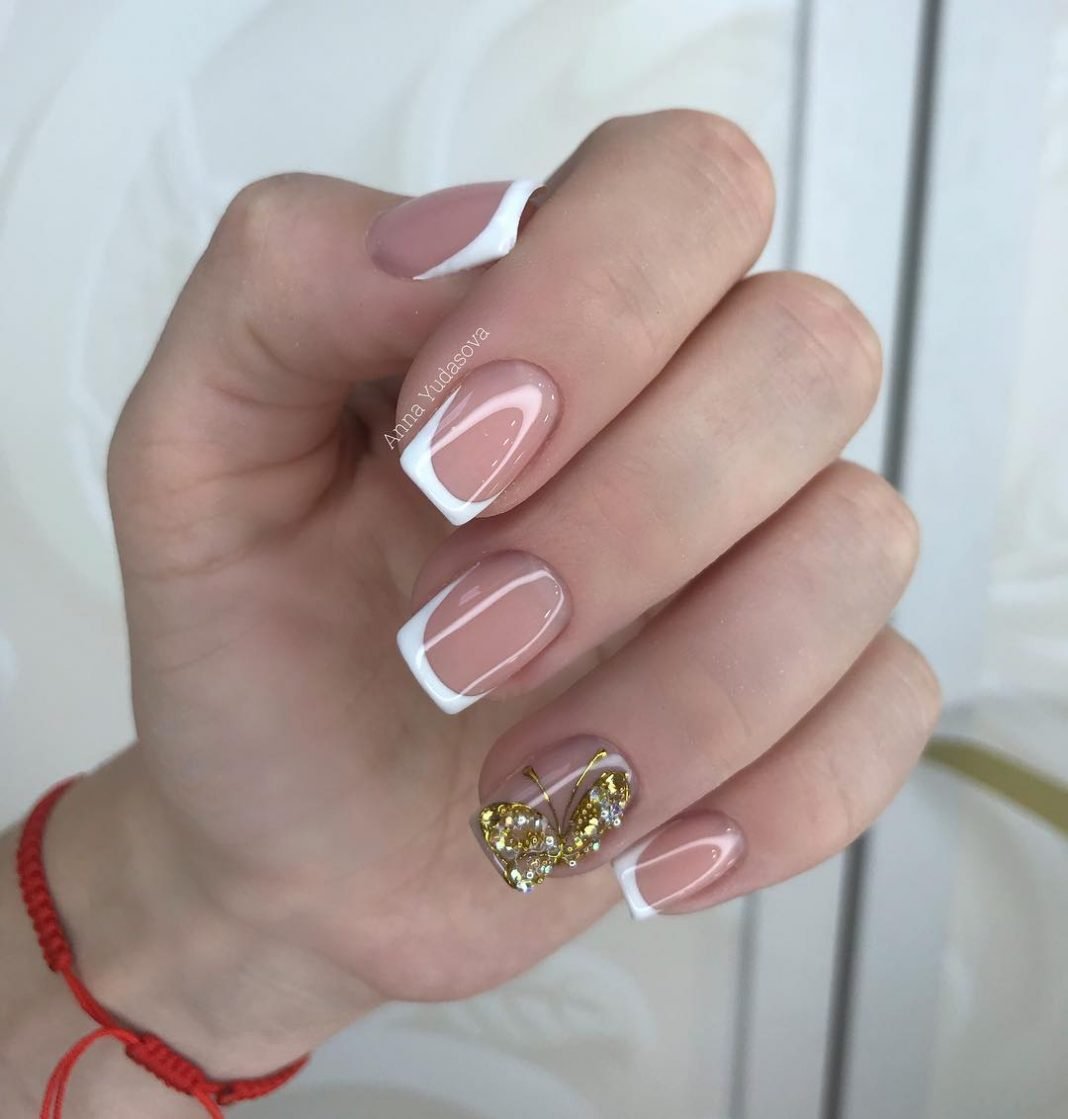 Красивый белый френч на короткие ногти