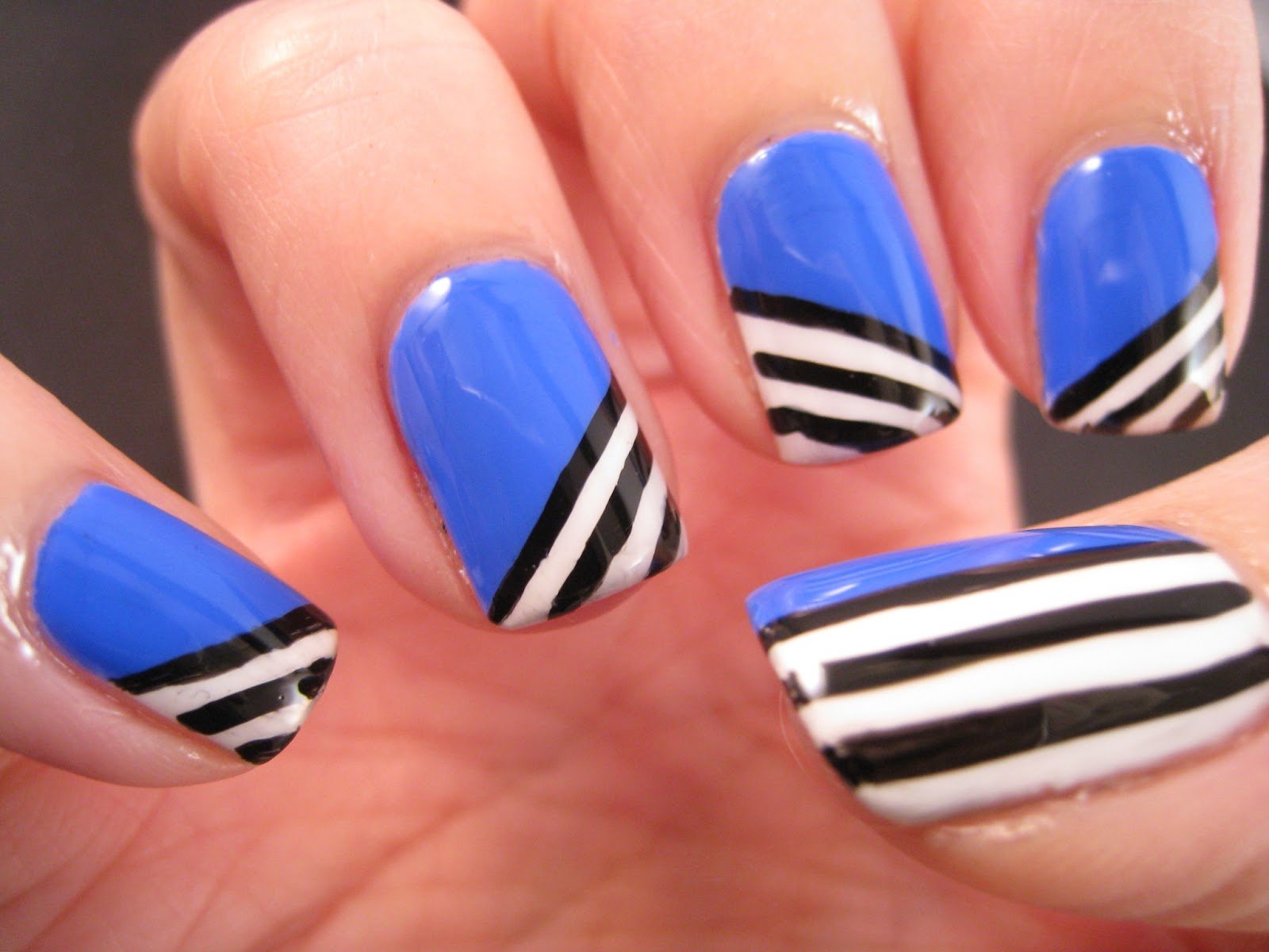 Полосы на ногтях вертикальные о чем. Ногти с полосками. Маникюр полосатый и синий. Синий маникюр с полосками. Маникюр с полосочками.
