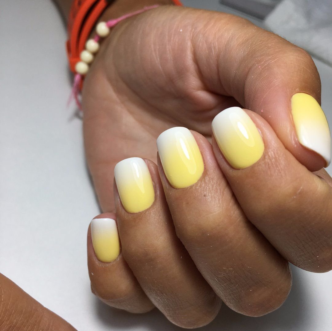 Жёлтый градиент на ногтях