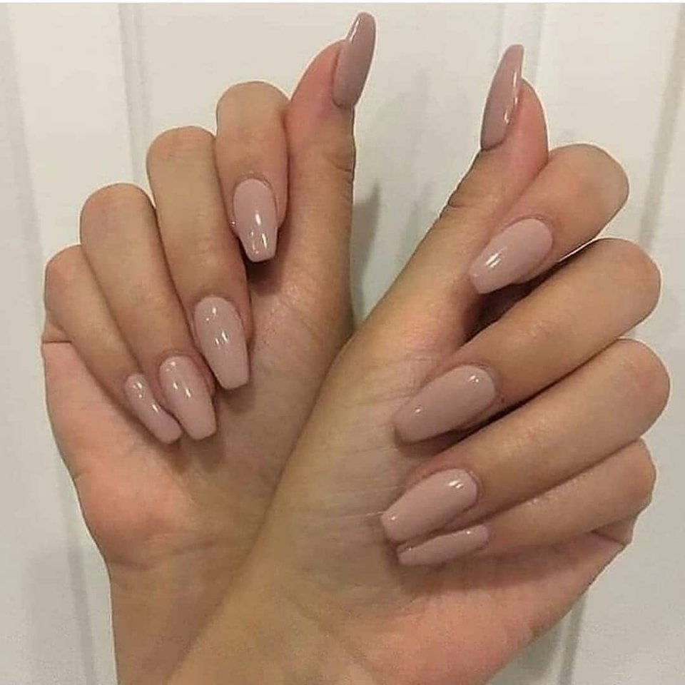 Нюдовый маникюр на длинные ноги