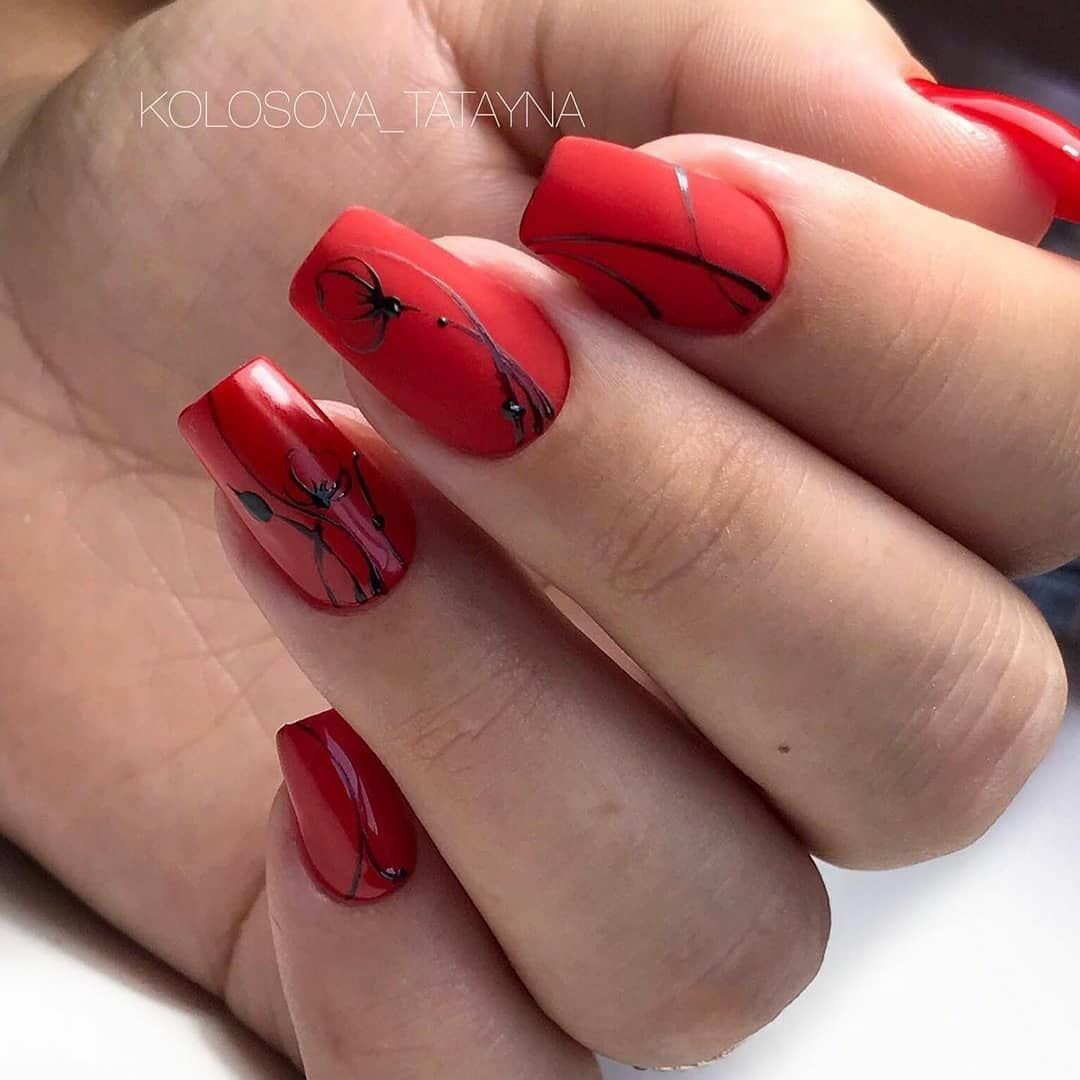 Красный маникюр с фольгой