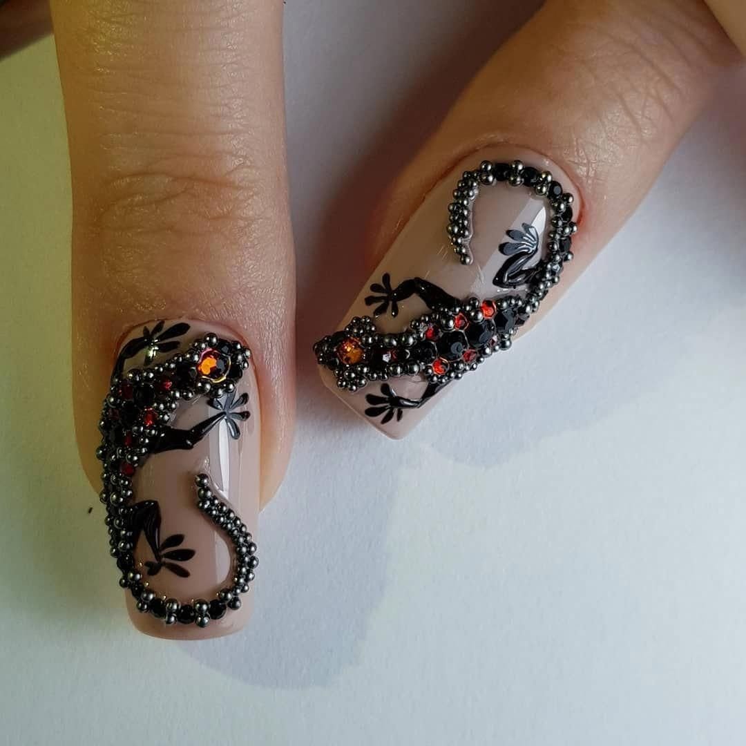 Маникюр с рисунком скорпиона