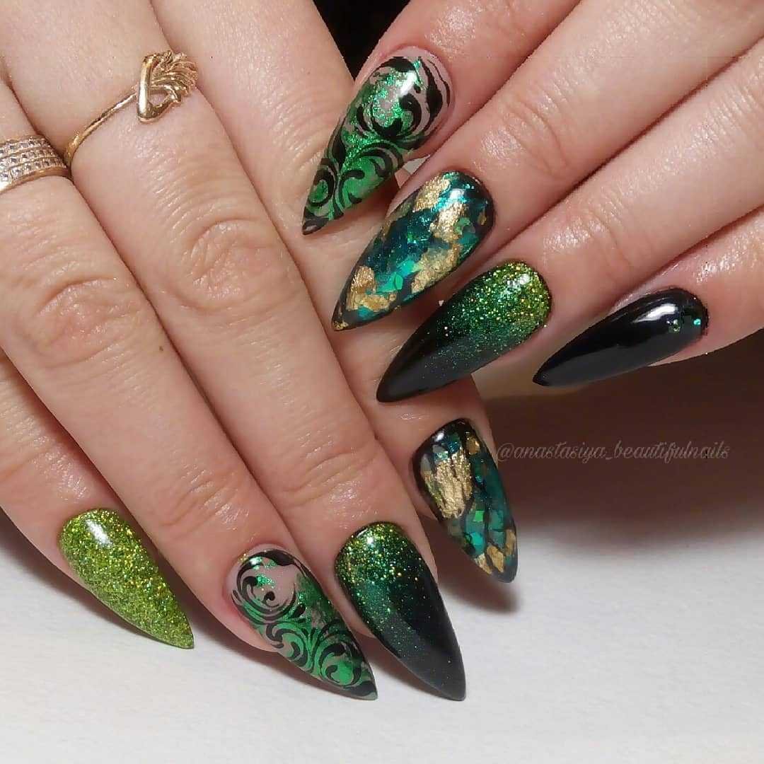 Маникюр новогодний слюда
