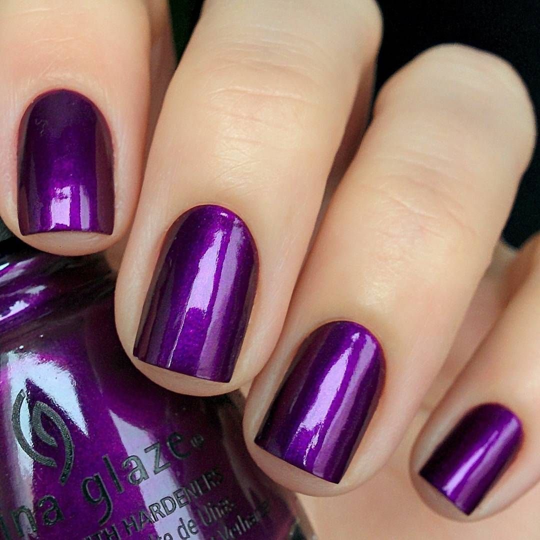 Фиолетовый лак для ногтей