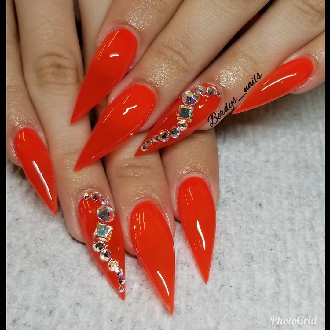 Коралловый маникюр на длинные острые ногти