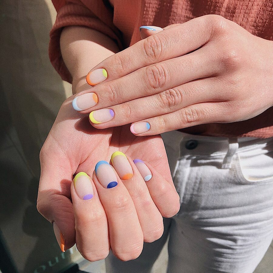 Ногти разными цветами на двух руках