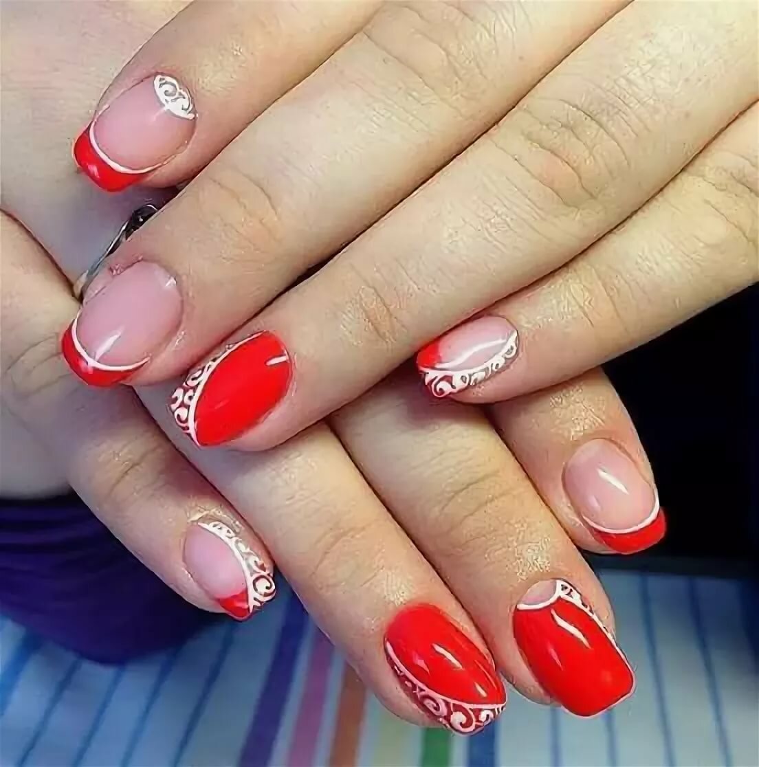 Ногти с красными кончиками