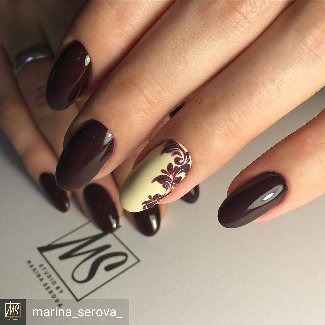 Маникюр коричневый с розовым