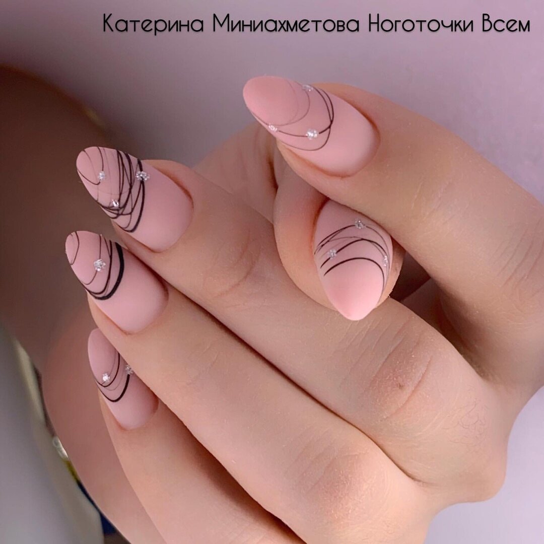 Нежный нюдовый маникюр с паутинкой