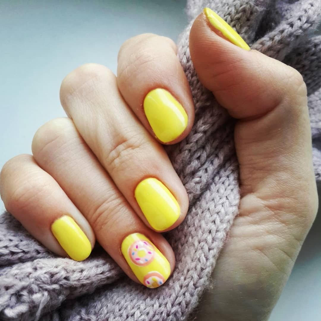 Ногти желтые с серым