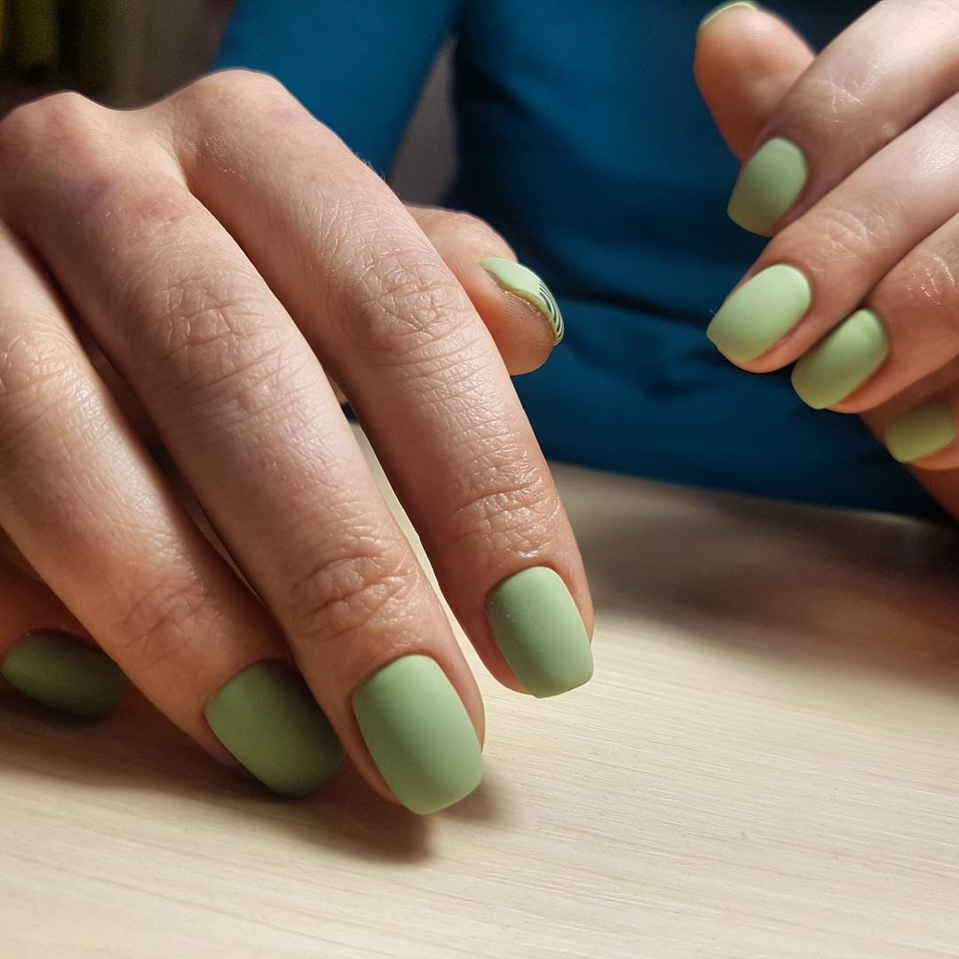 Маникюр в фисташковых тонах