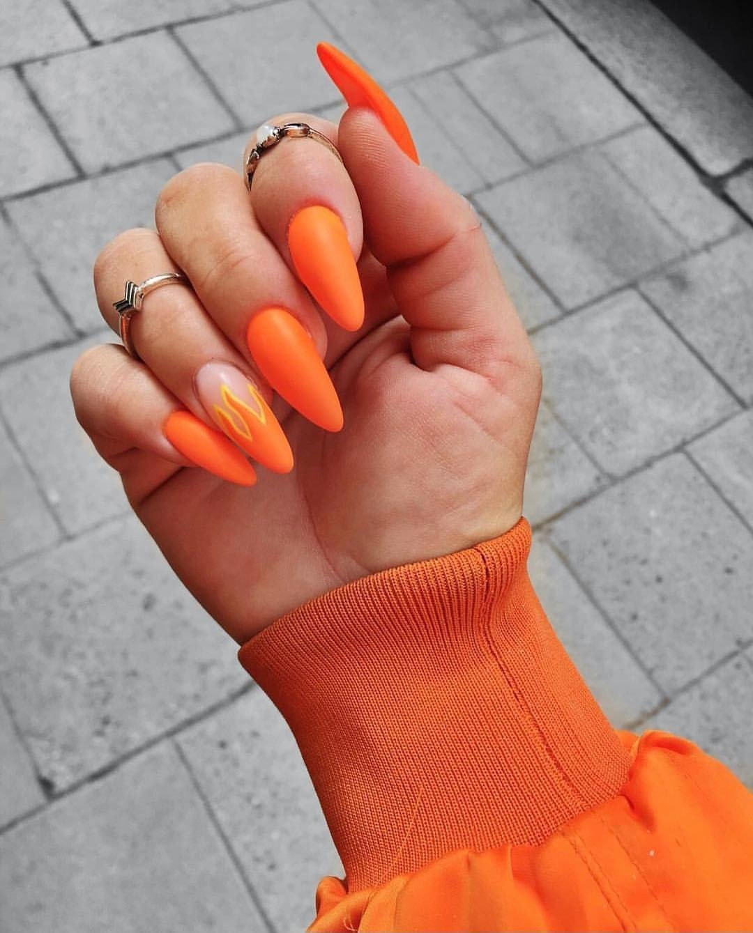 Ногти оранжевые с белым