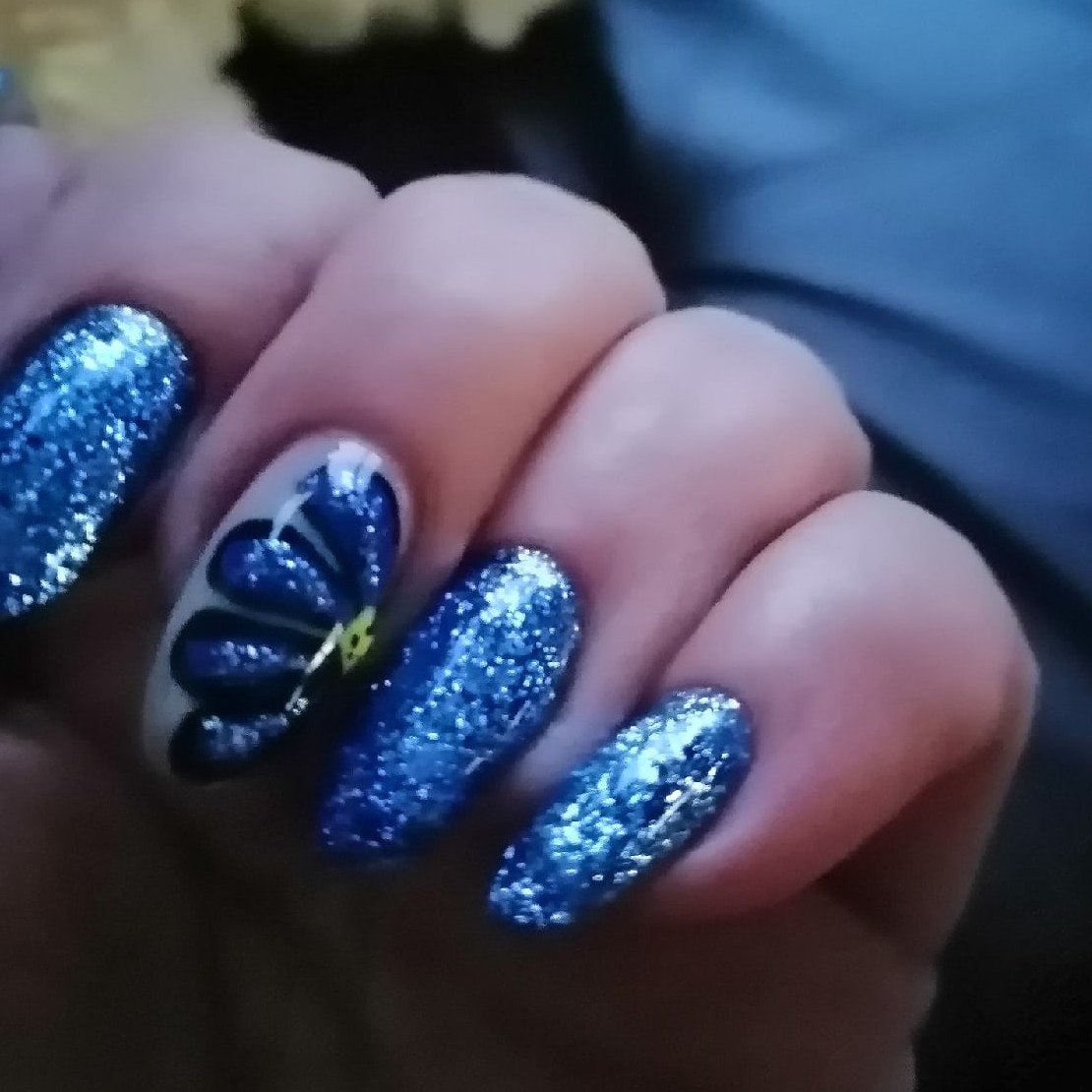 фото синих ногтей с блестками