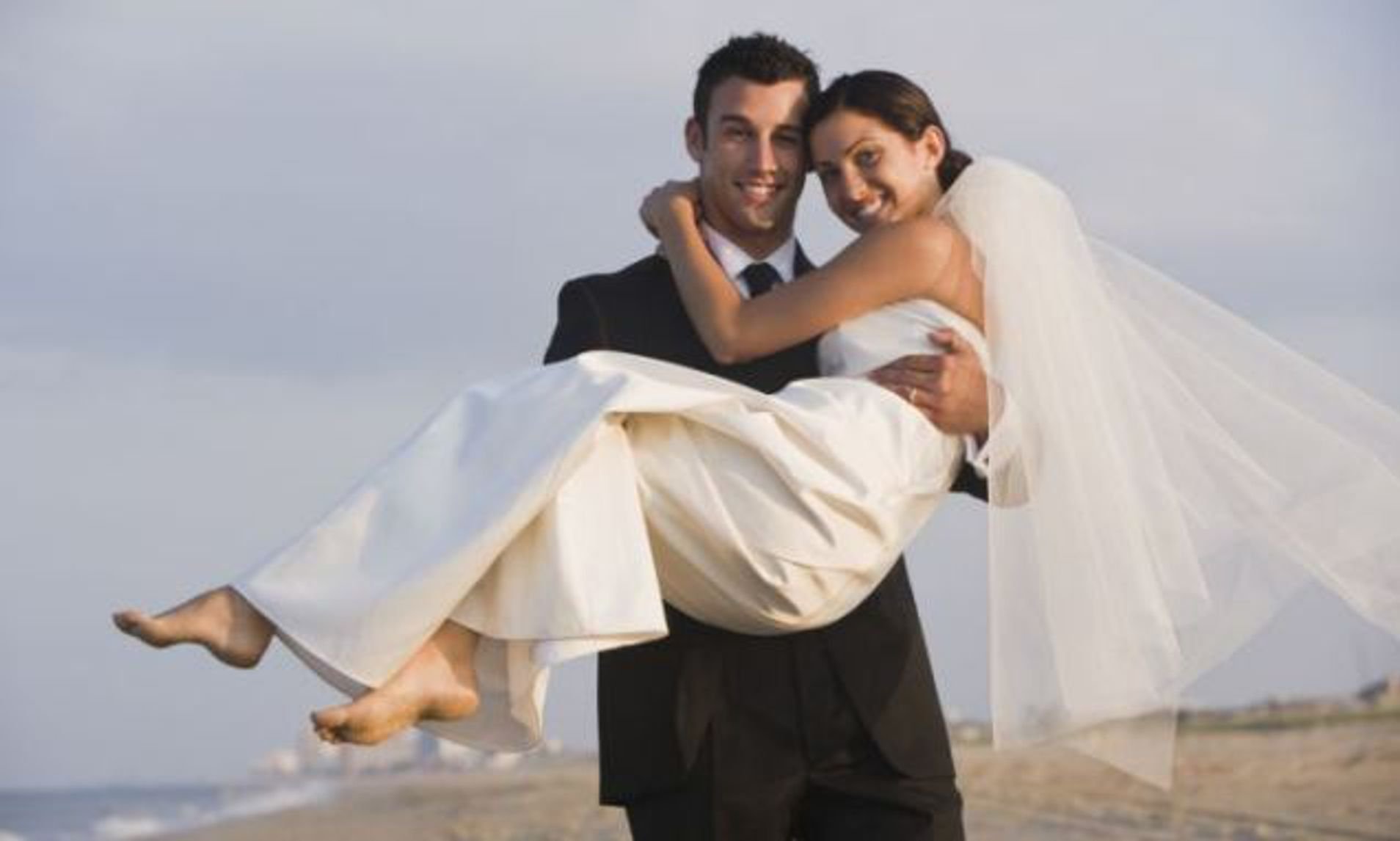 Муж ловит жену. Невеста на руках у жениха. Жених несет невесту на руках. Мужчина и женщина свадьба. Муж держит невесту на руках.