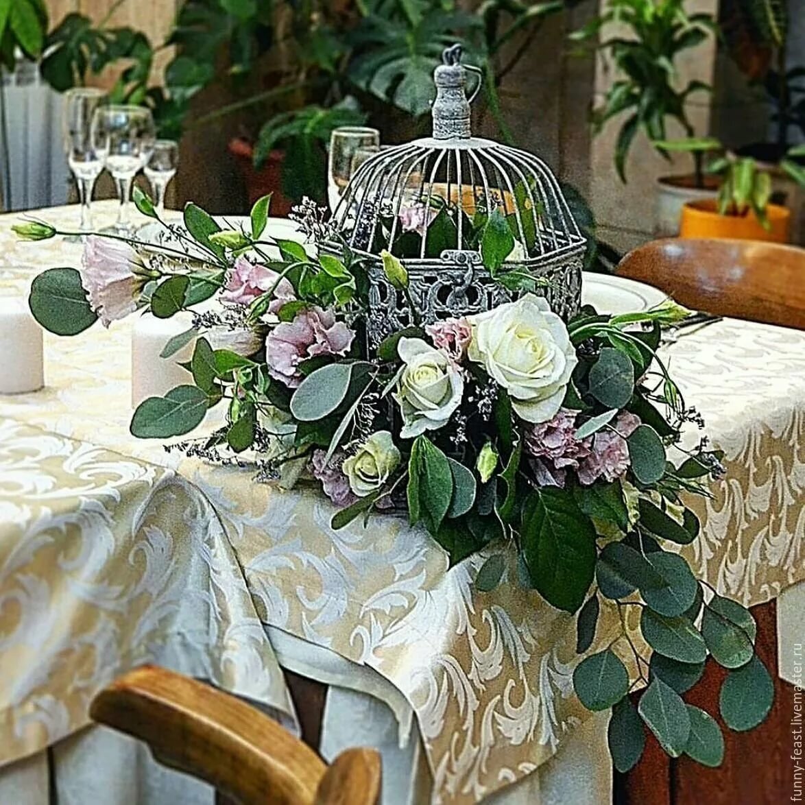 Флористический стол. Украшение стола цветочными композициями. Композиция из цветов на стол. Цветочная композиция на свадебный стол. Свадебные композиции из искусственных цветов.