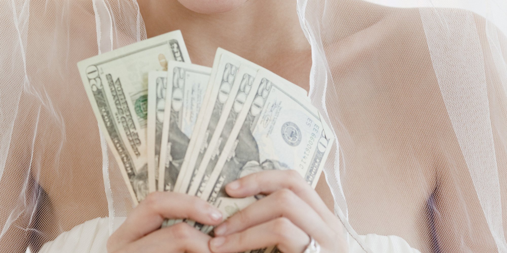 Сколько давать на свадьбу денег. Невеста с деньгами. Деньги на свадьбу. Сэкономить на свадьбе. Деньги на свадебном платье.