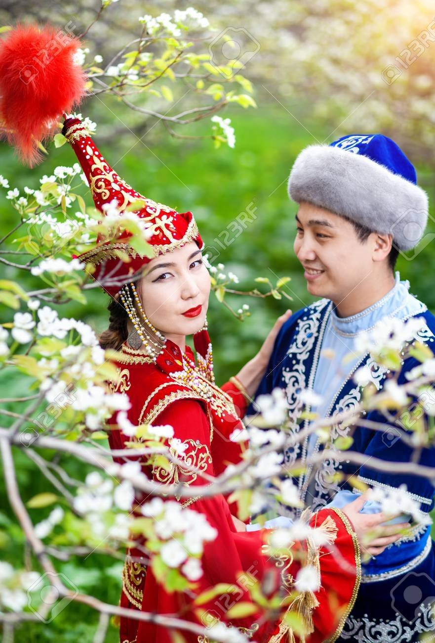 Пара в казахских костюмах