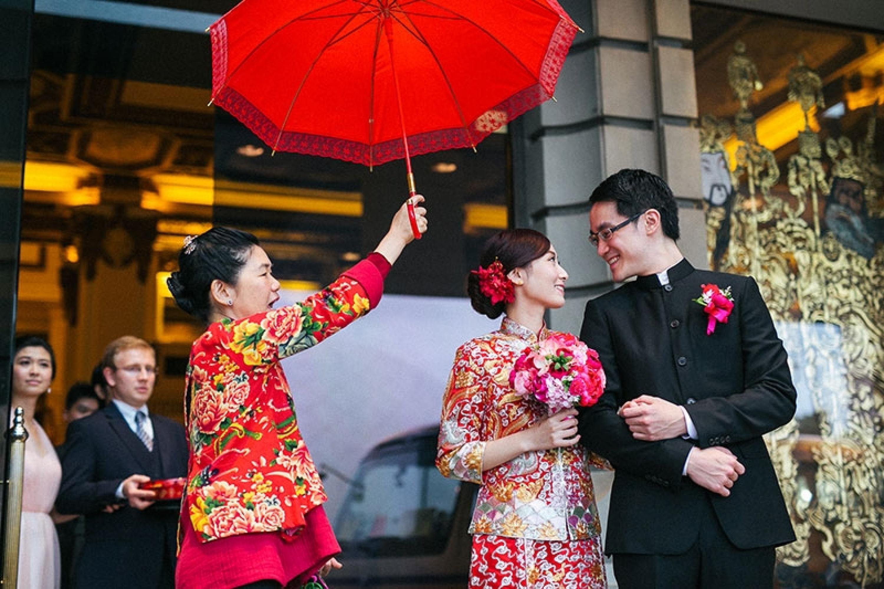 Китайский жених. Свадьба в Китае. Свадебные традиции в Китае. Китайская свадьба современная. Свадьба в китайском стиле.