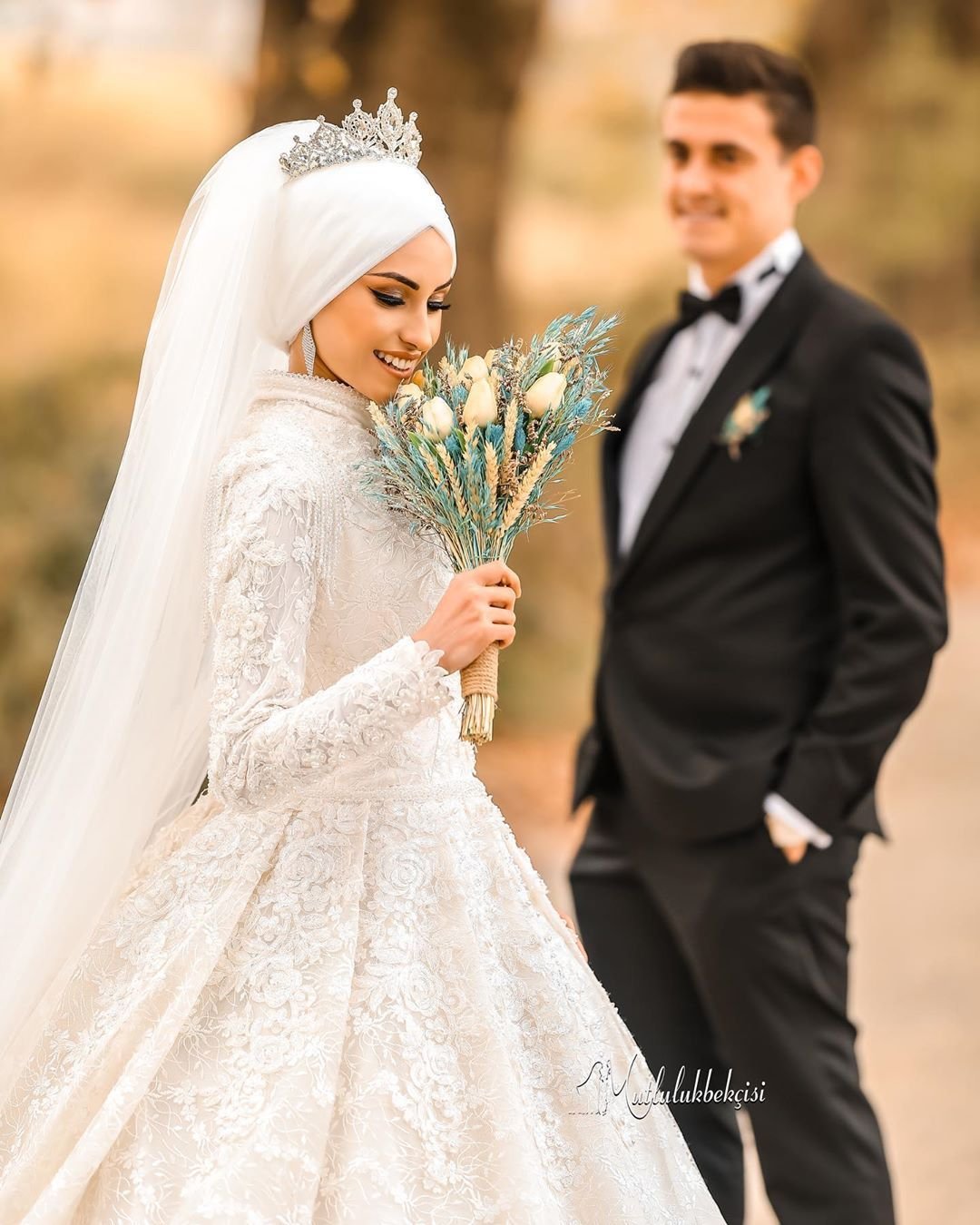 Мусульманская невеста. Мусульманские Свадебные платья. Мусульманский свадебный наряд. Мусульманские платья на свадьбу. Свадебные платья для мусульманок.