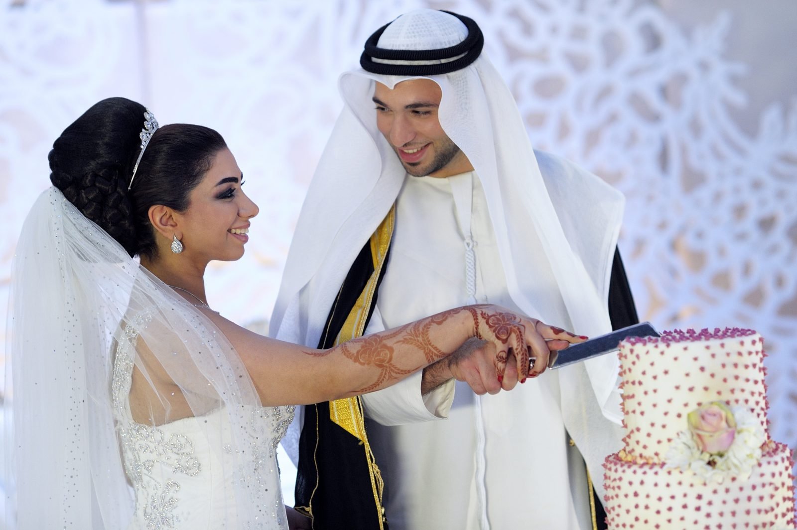 Муж и жена арабские. Замуж за шейха (Грейс Кэрол). Свадьба арабского шейха. Саудовская Аравия свадьба.