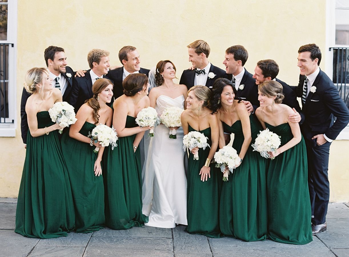 Дресс код на свадьбу для гостей. Свадьба в темно зеленом цвете. Свадьба в изумрудном цвете. Подружки невесты в зеленых платьях. Свадьба в зеленом цвете гости.