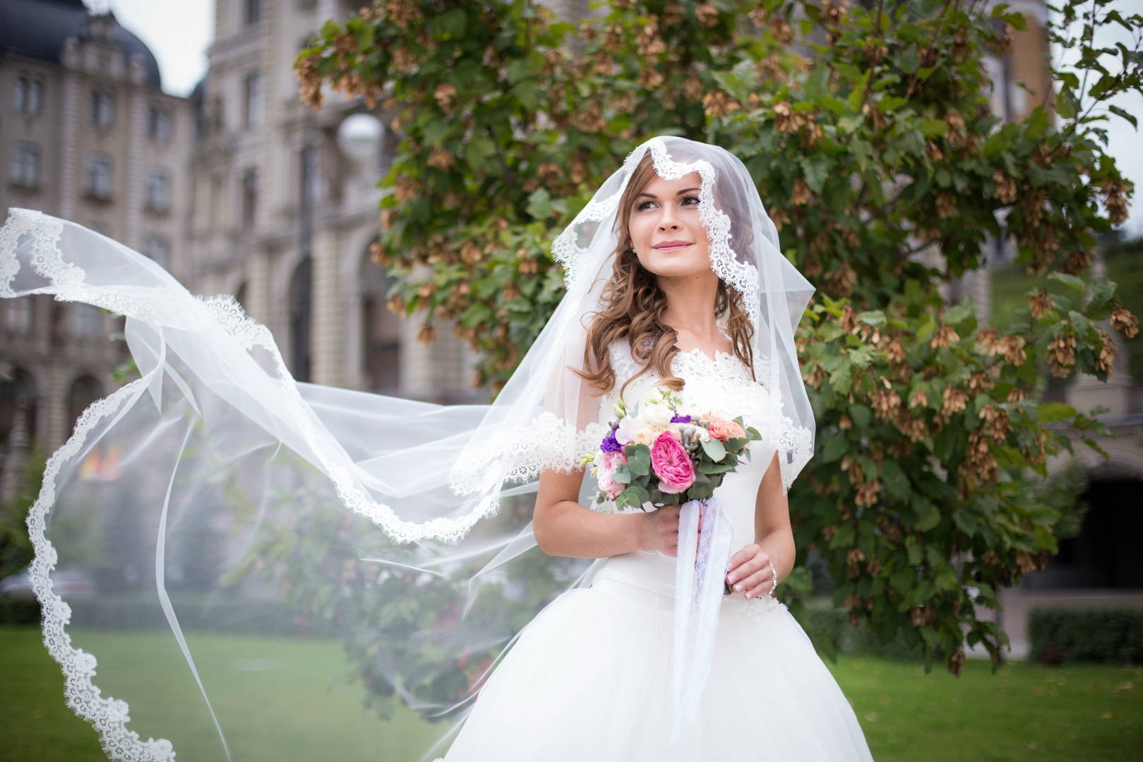 Красивая русская невеста. Фата для невесты. Свадебные платья с фатой. Красивая невеста. Невесты в свадебных платьях.