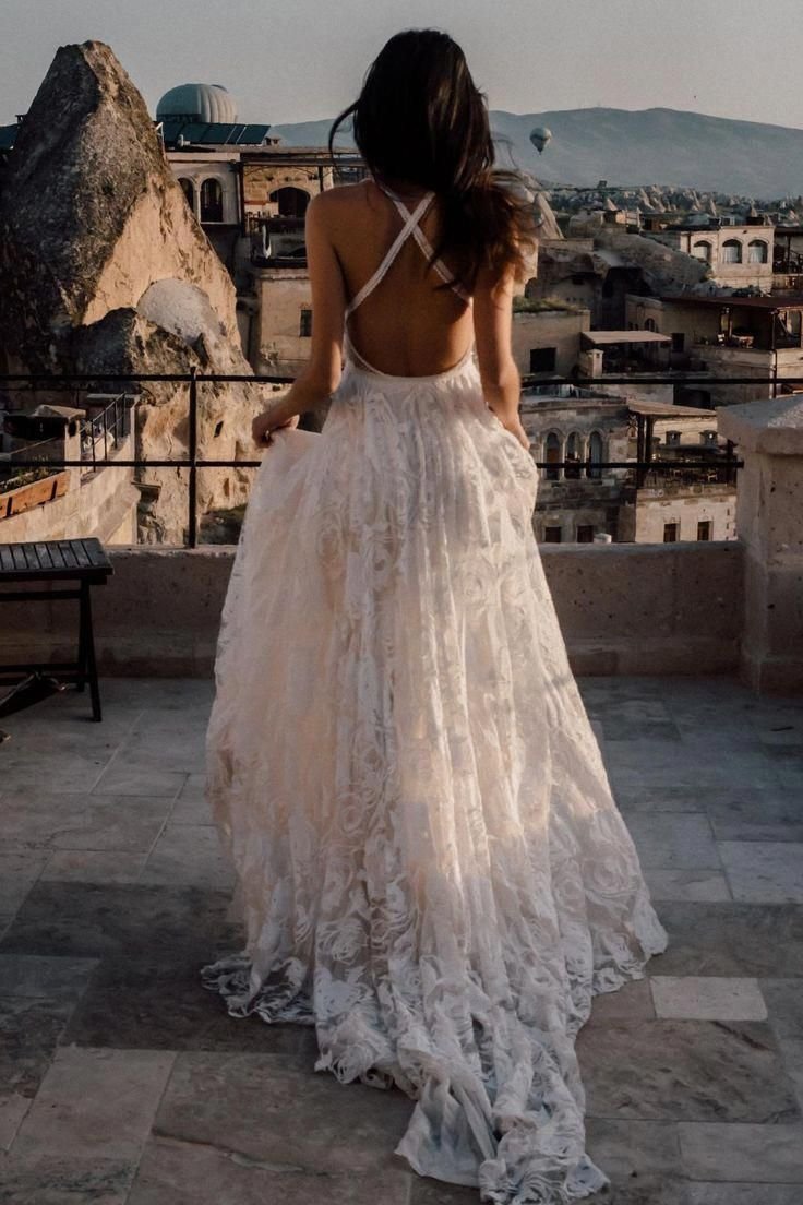 Девушки в свадебных платьях со спины (36 фото)