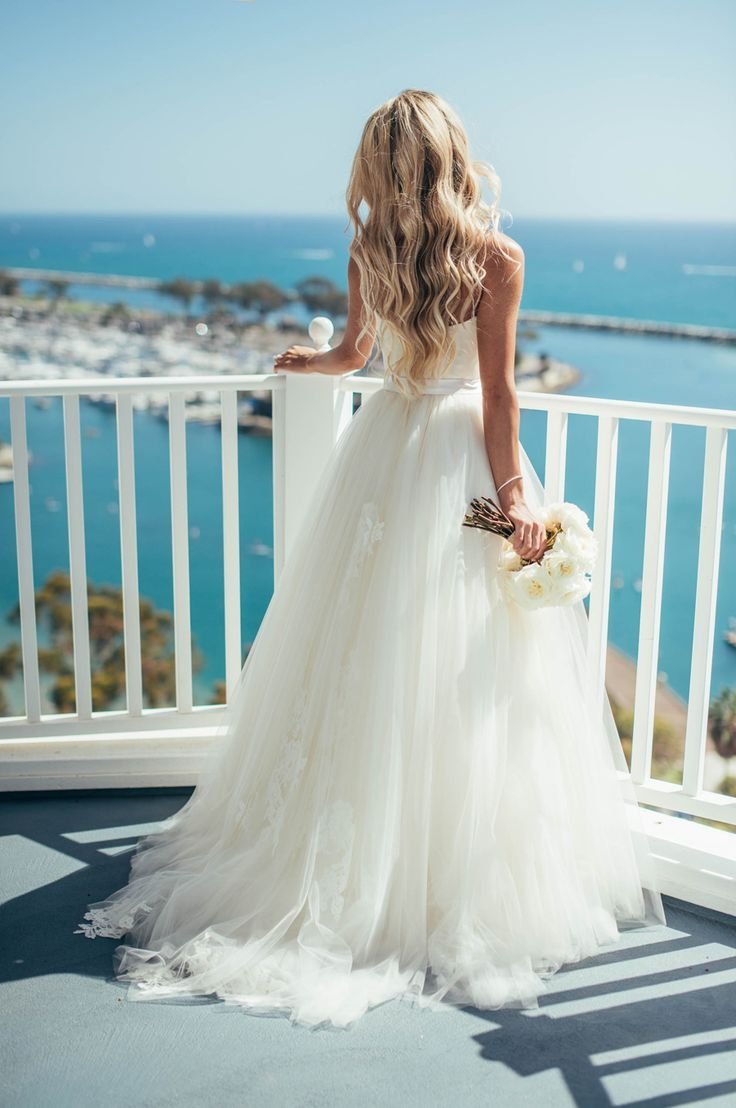 девушка в свадебном платье фото
