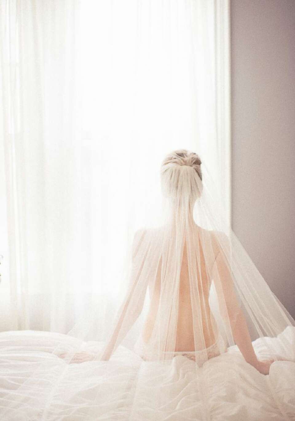 В свадебном платье спиной
