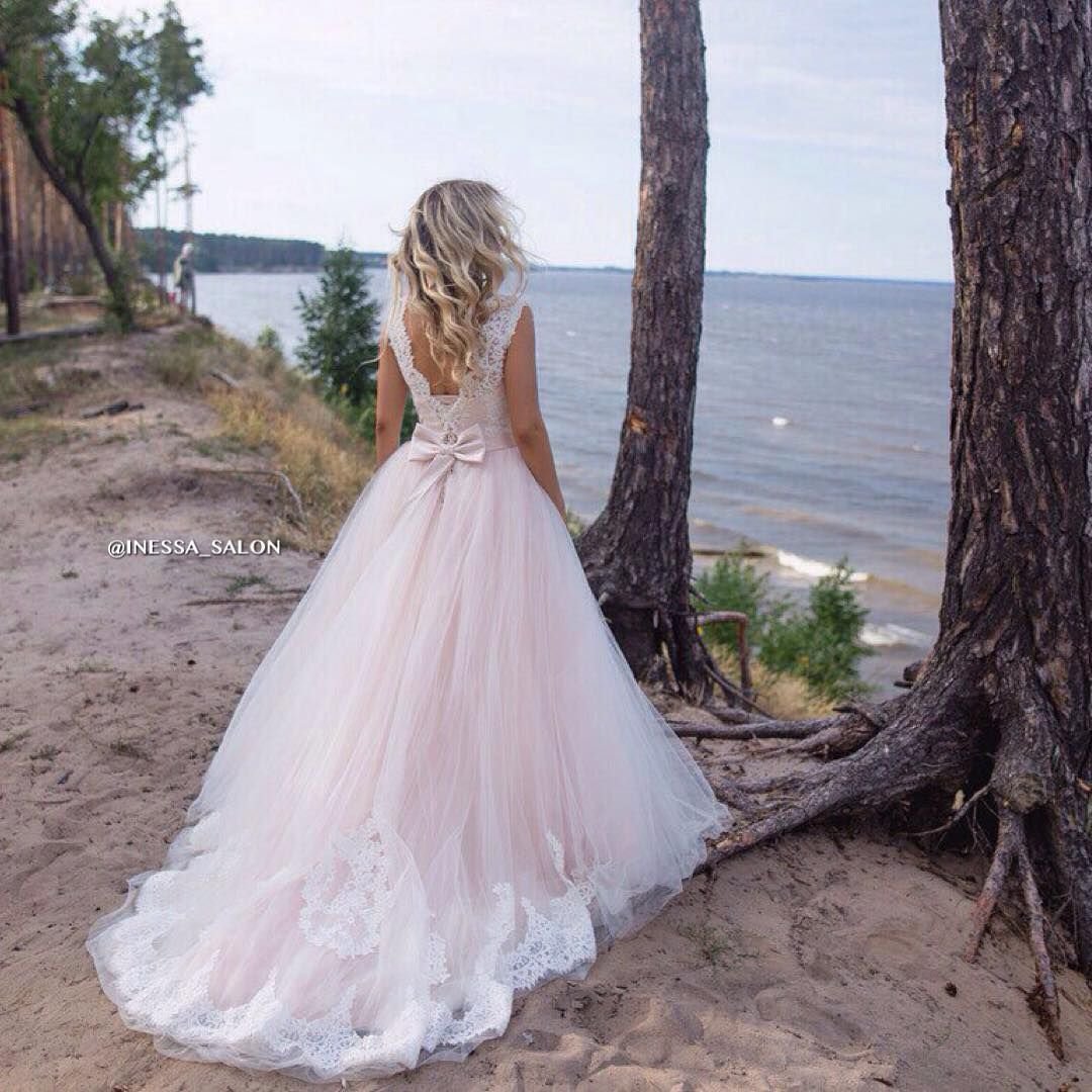 Блондинка в свадебном платье со спины