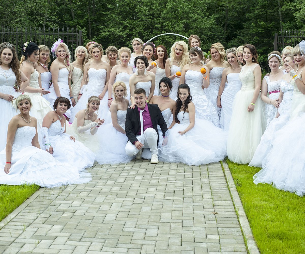 Город невест это. Много невест. Много девушек в свадебных платьях. Свадьба много невест. Парад невест Иваново.