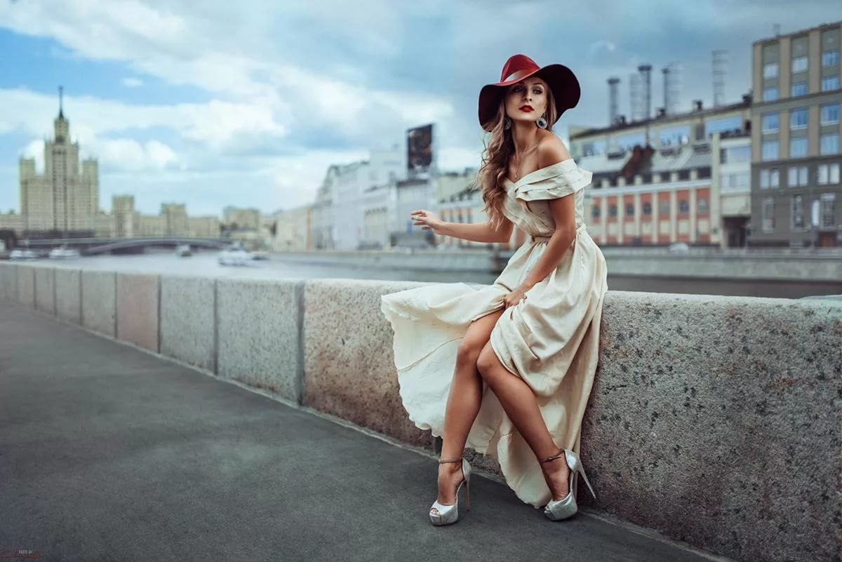Девушка в платье и шляпке