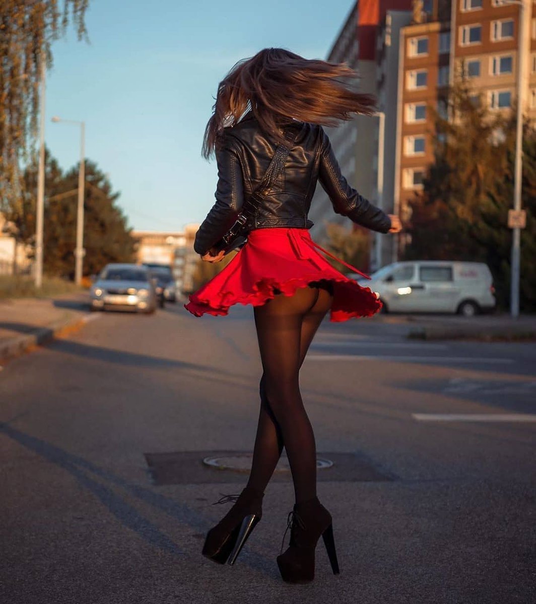 Девушка в короткой черной юбке