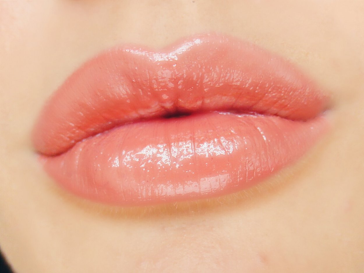 Татуаж губ персиковый