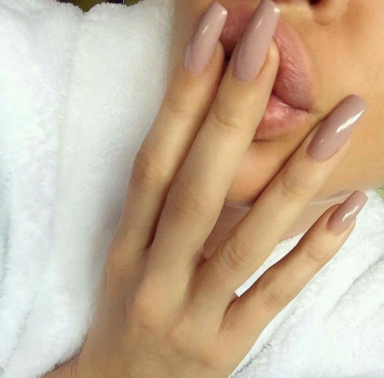 Длинные квадратные ногти нюд