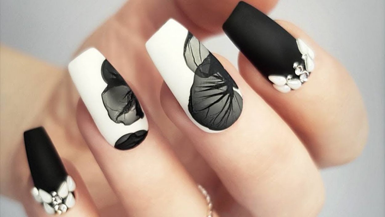 Дизайн ногтей чёрный с белым