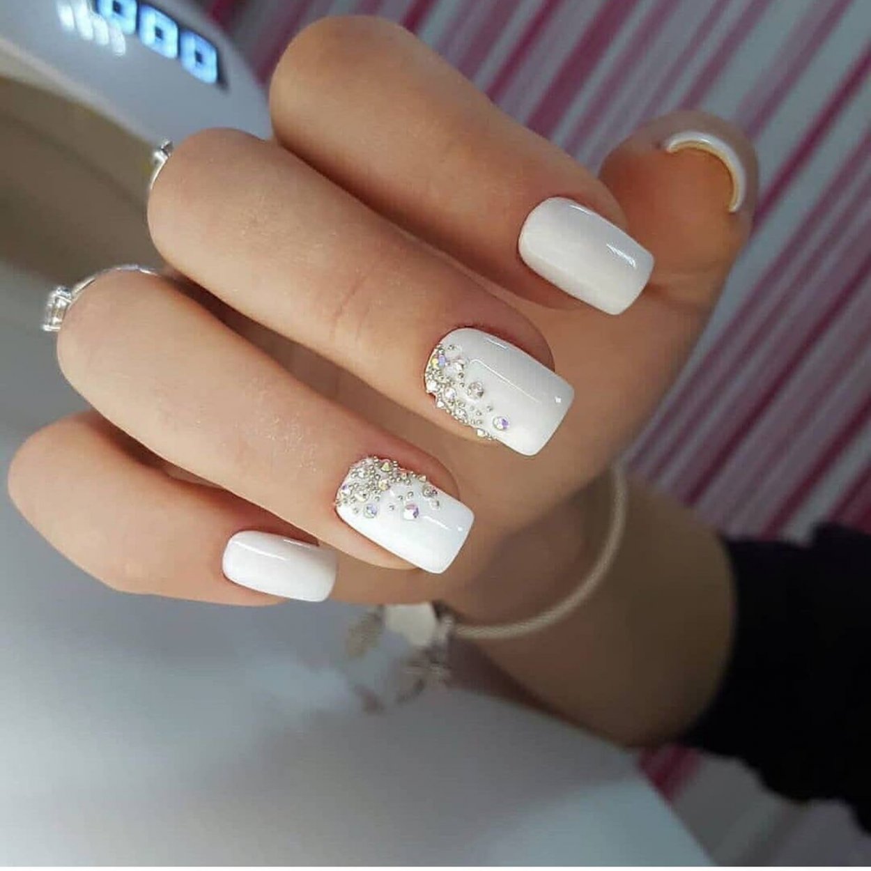 Белые короткие ногти