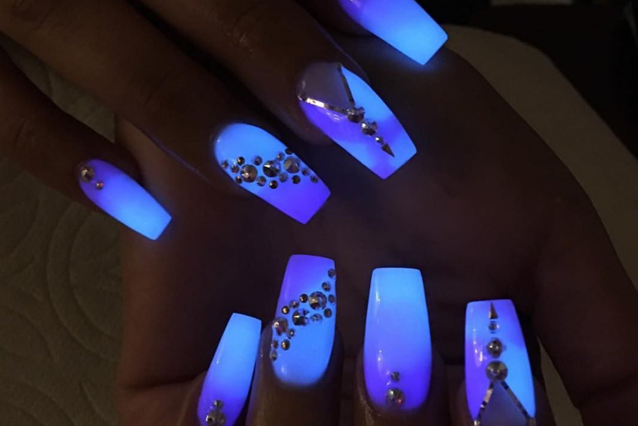 Дизайн ногтей со светоотражающим гель лаком