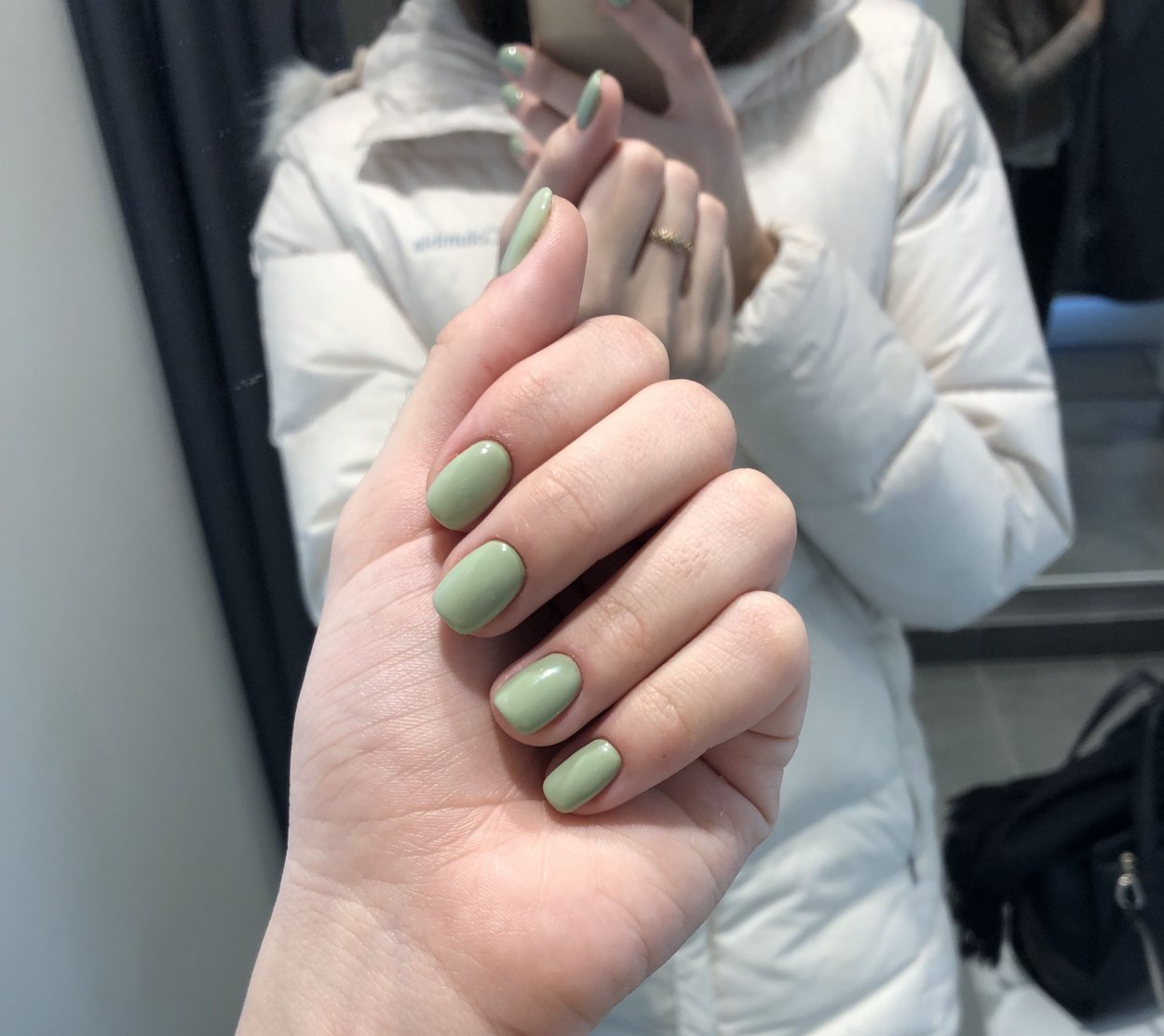 Оливковые квадратные ногти