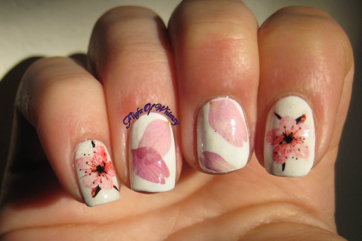 Лепестки с цветочками на ногтях