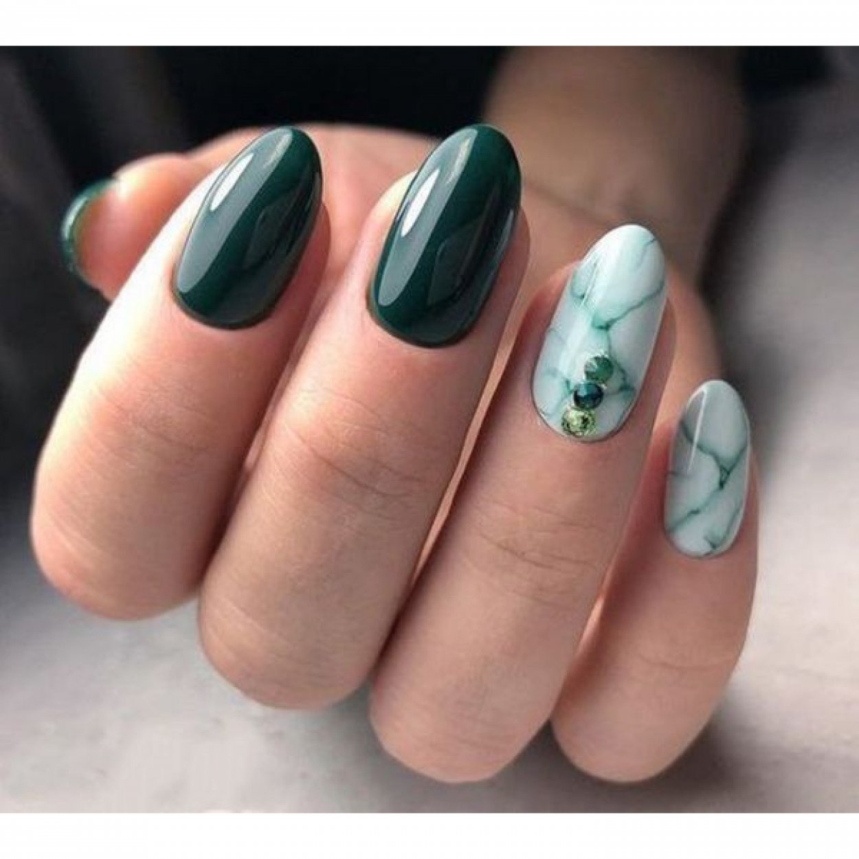 Емнозеленый маникюр на короткие ног и