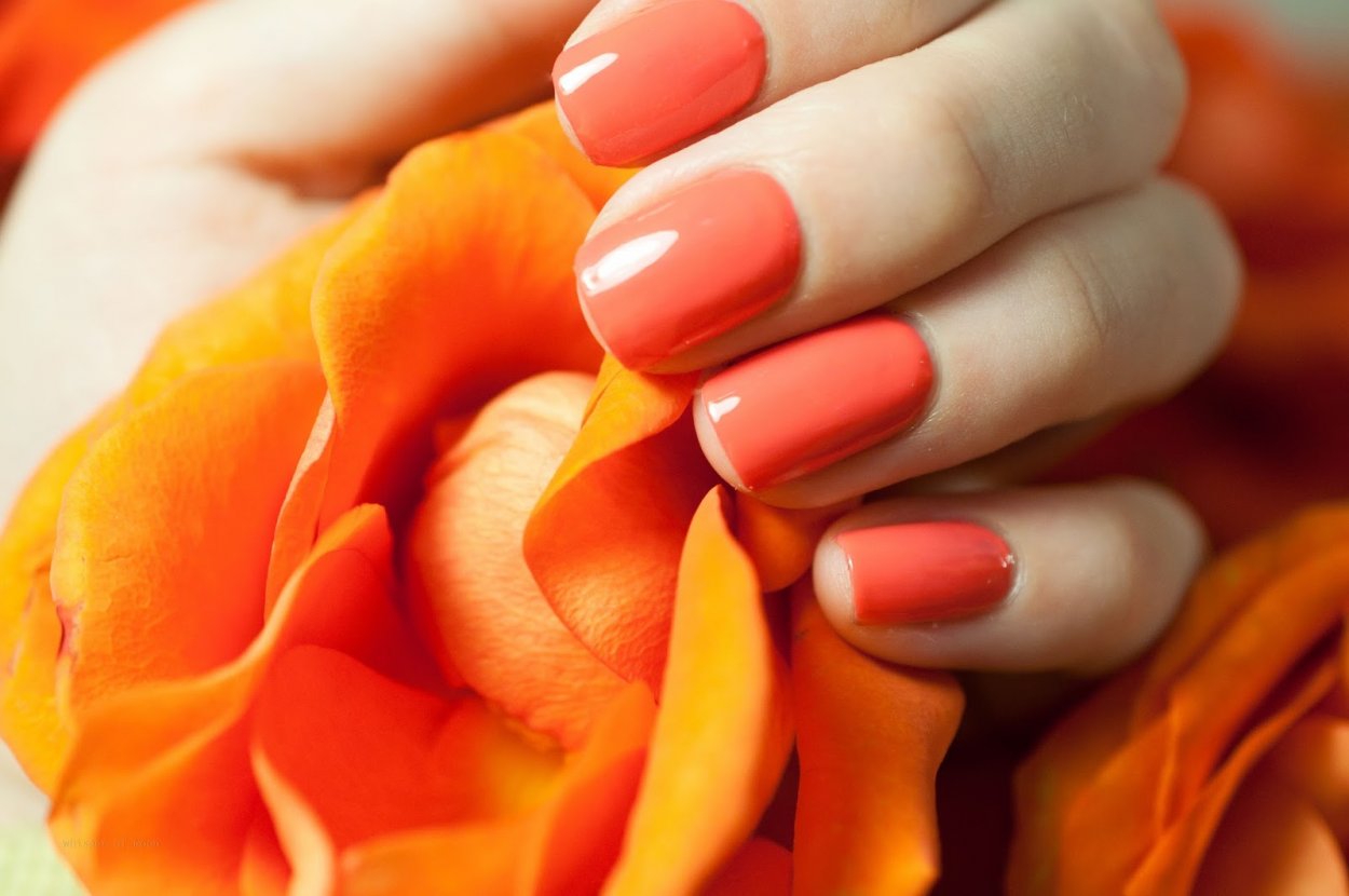Морковный цвет ногтей