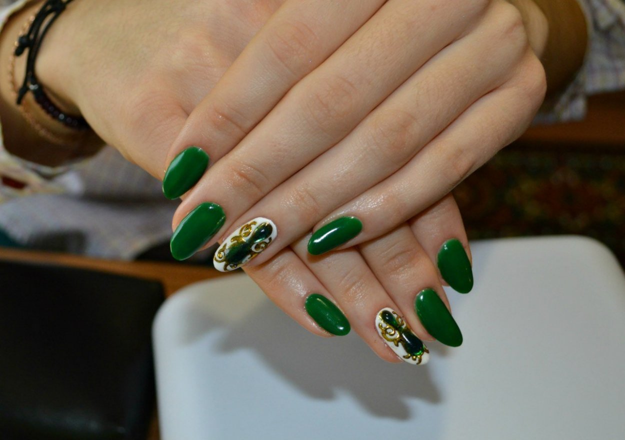 Зелёный маникюр на овальные ногти