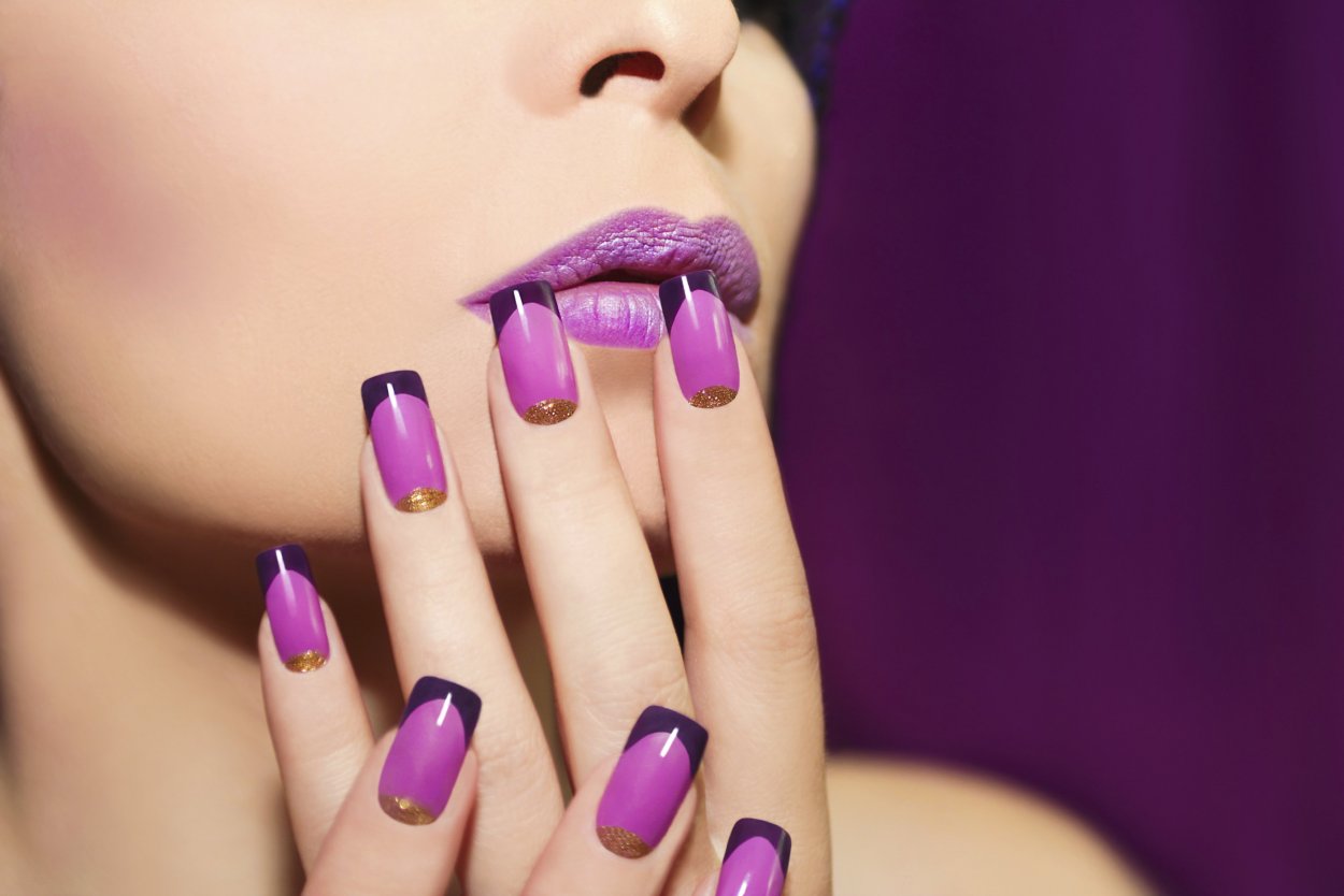 Дизайн ногтей фиолетовый с белым