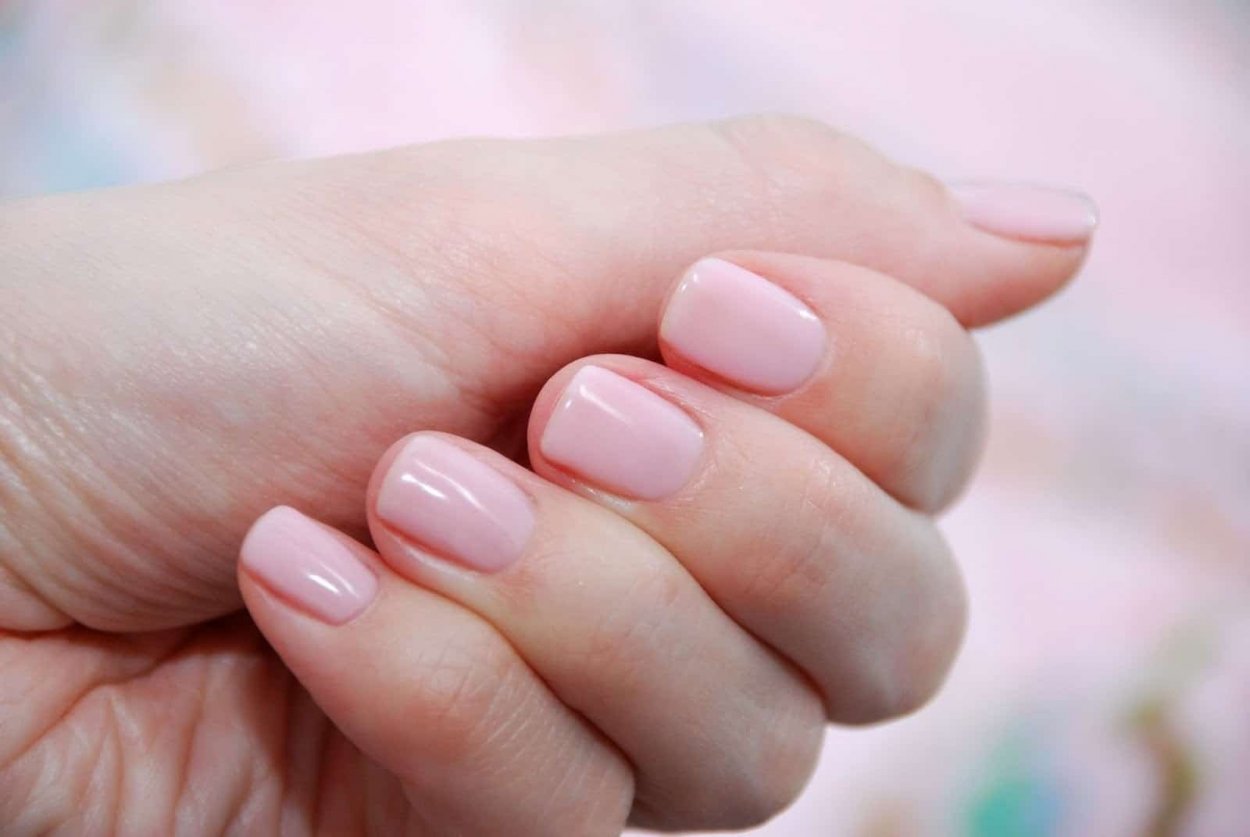 Маникюр на короткие ногти классический однотонный