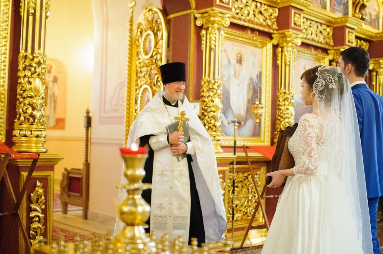 Венчание молодых в церкви